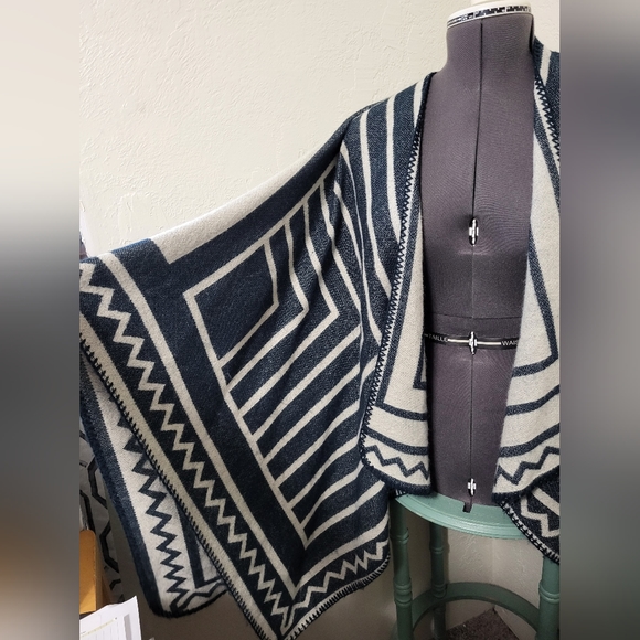 One Size Fully Open Poncho - Picture 2 of 5